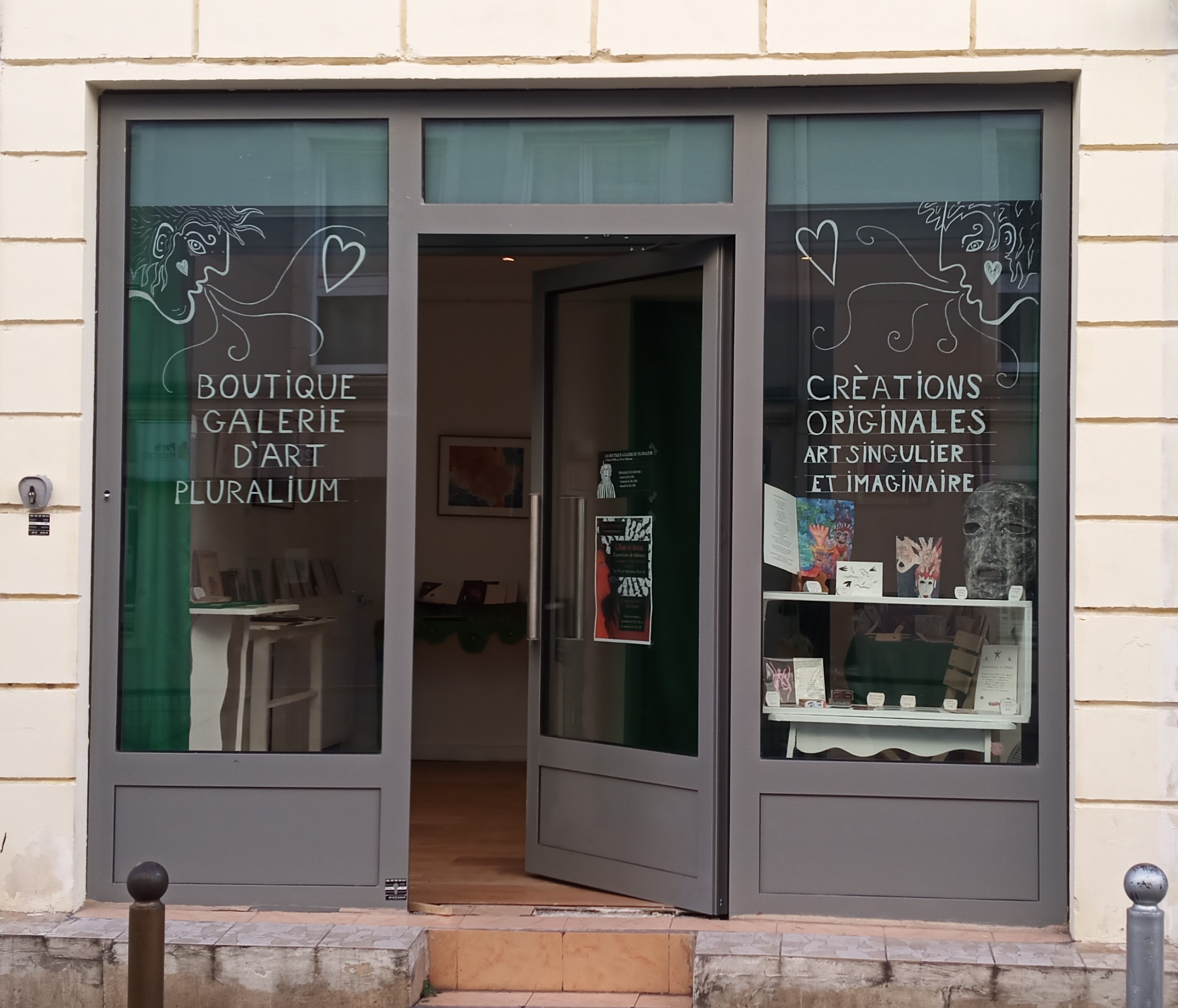 Vue de la Boutique - Galerie d'art du Pluralium à Paris 18e dans le quartier de la Goutte d'or, tableaux et éditions artistiques de Arnaud Degouy, Nathalie Fiala et Alex Hays